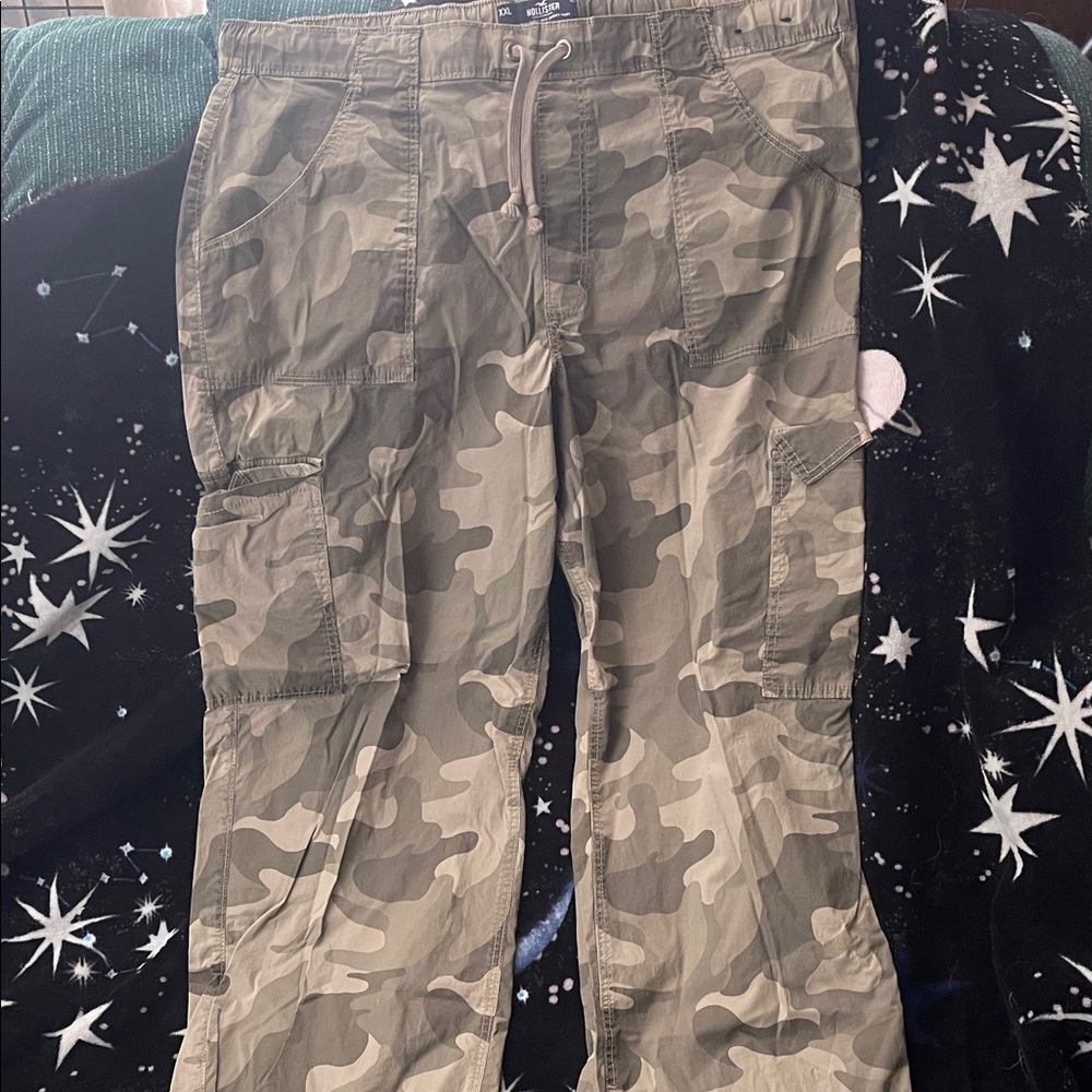 Hollister Women’s baggy camo pants